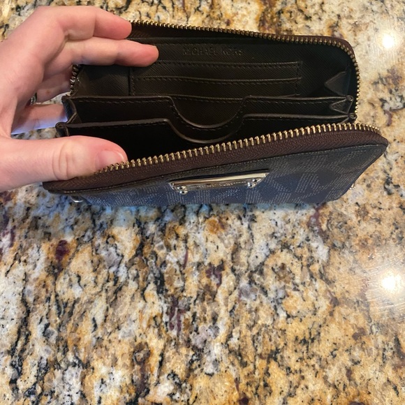 Authentic Michael Kors Wallet - Picture 3 of 4